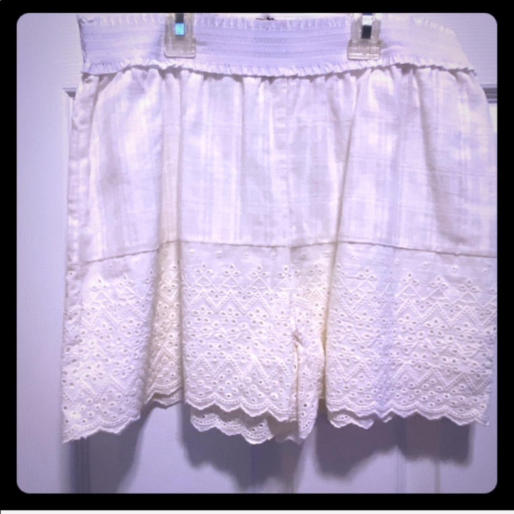 NWT Adorable Eyelet Shorts - Picture 2 of 2